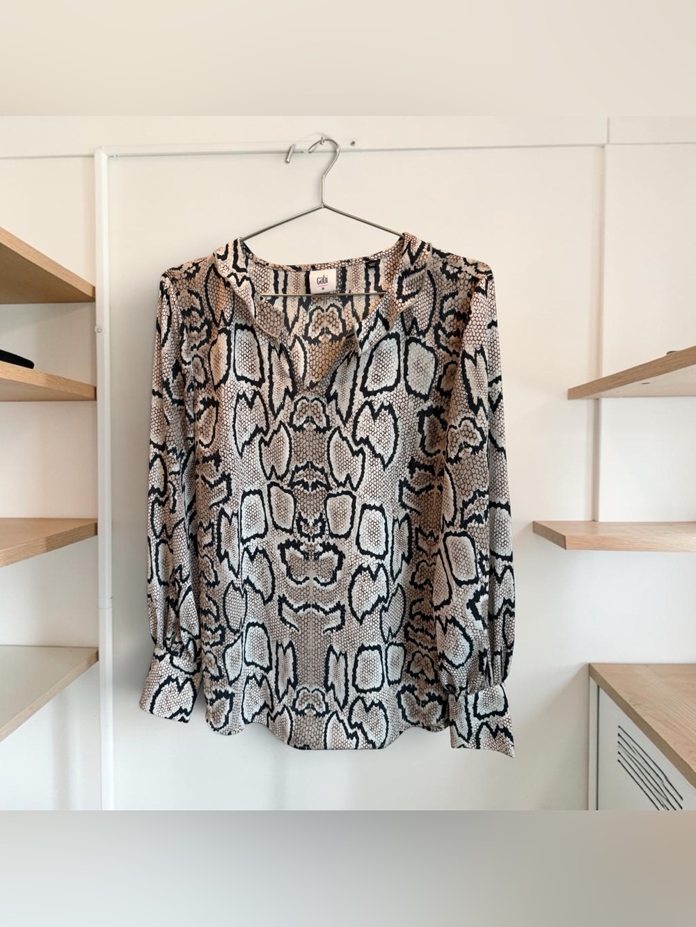 Cabi Snakeskin Print Careerwear Blouse Medium Ruffle Collar V Neck Long Sleeve - Picture 2 of 13